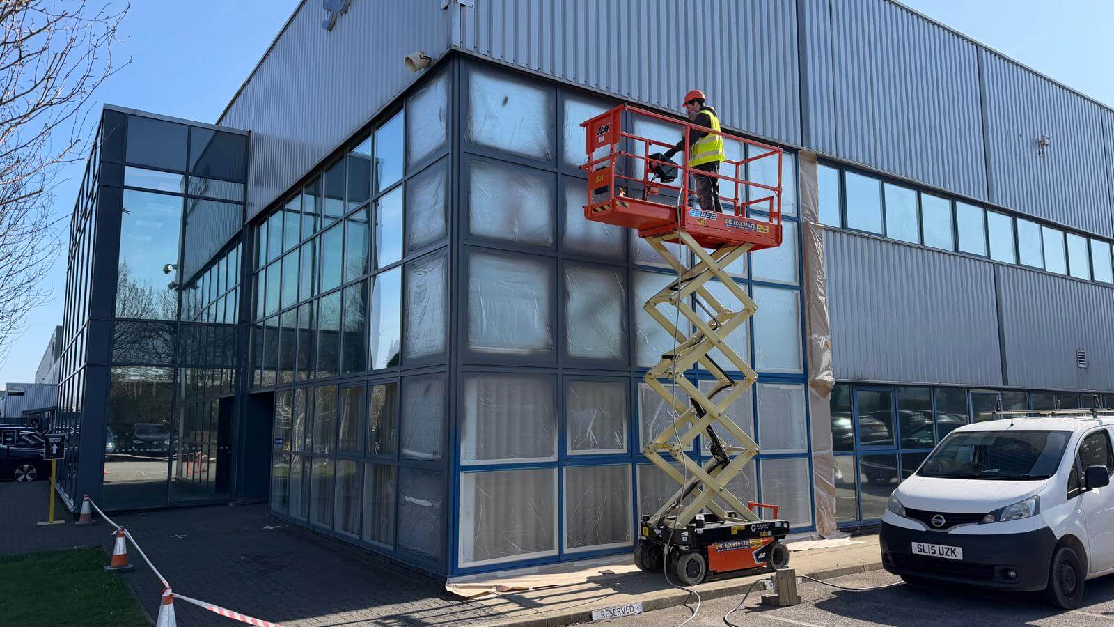 Worker on JLG scissor lift